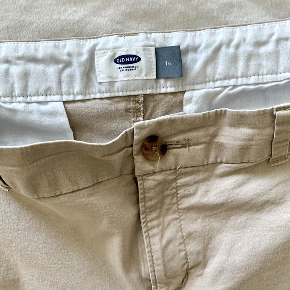 Old Navy khaki chino shorts 5” mid rise - Picture 2 of 3